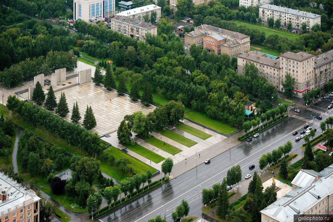 Монумент Славы в Новосибирске с высоты фото
