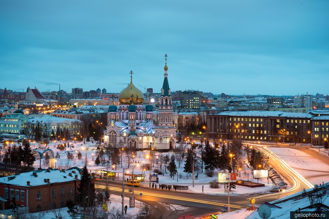 Успенский собор в Омске вечером фото