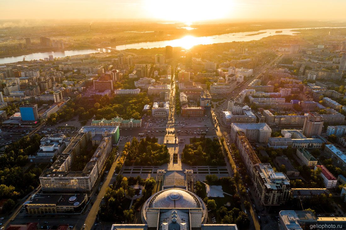 Центр Новосибирска на закате фото