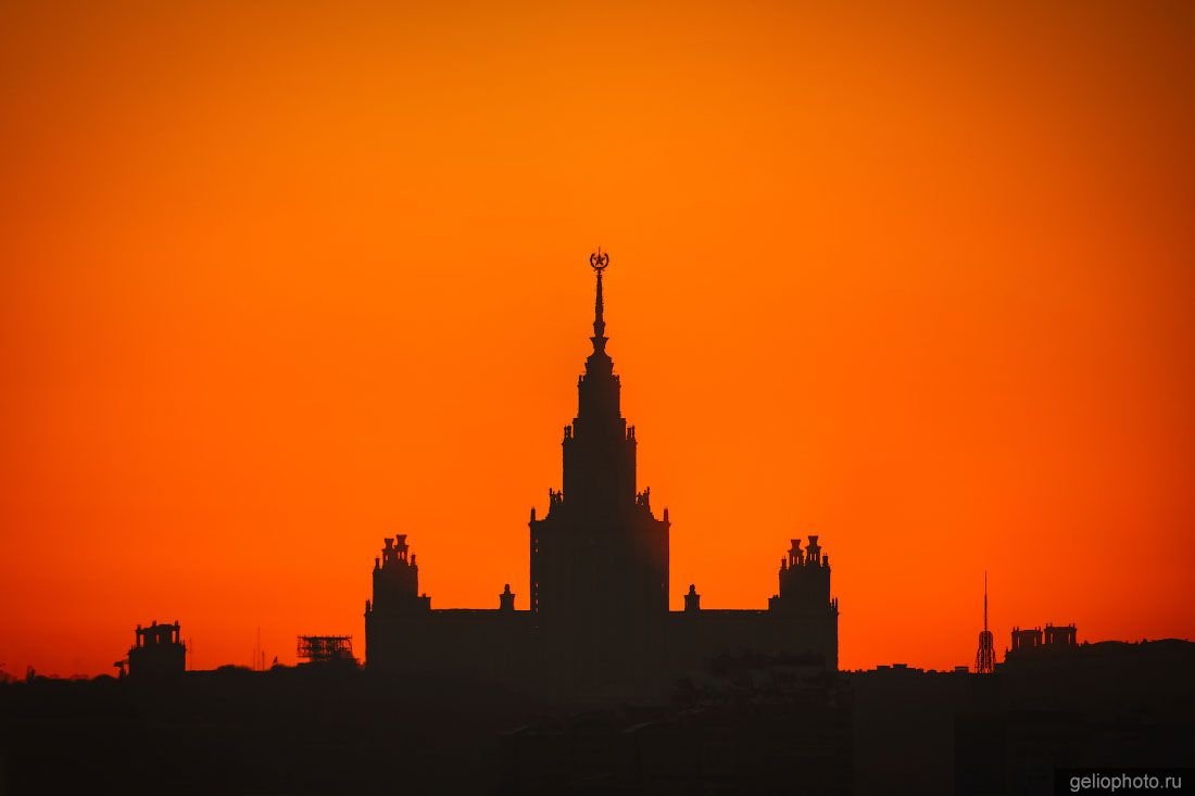 Силуэт МГУ на закате в Москве фото