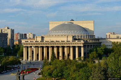 Театр оперы и балета НОВАТ в Новосибирске летом фото