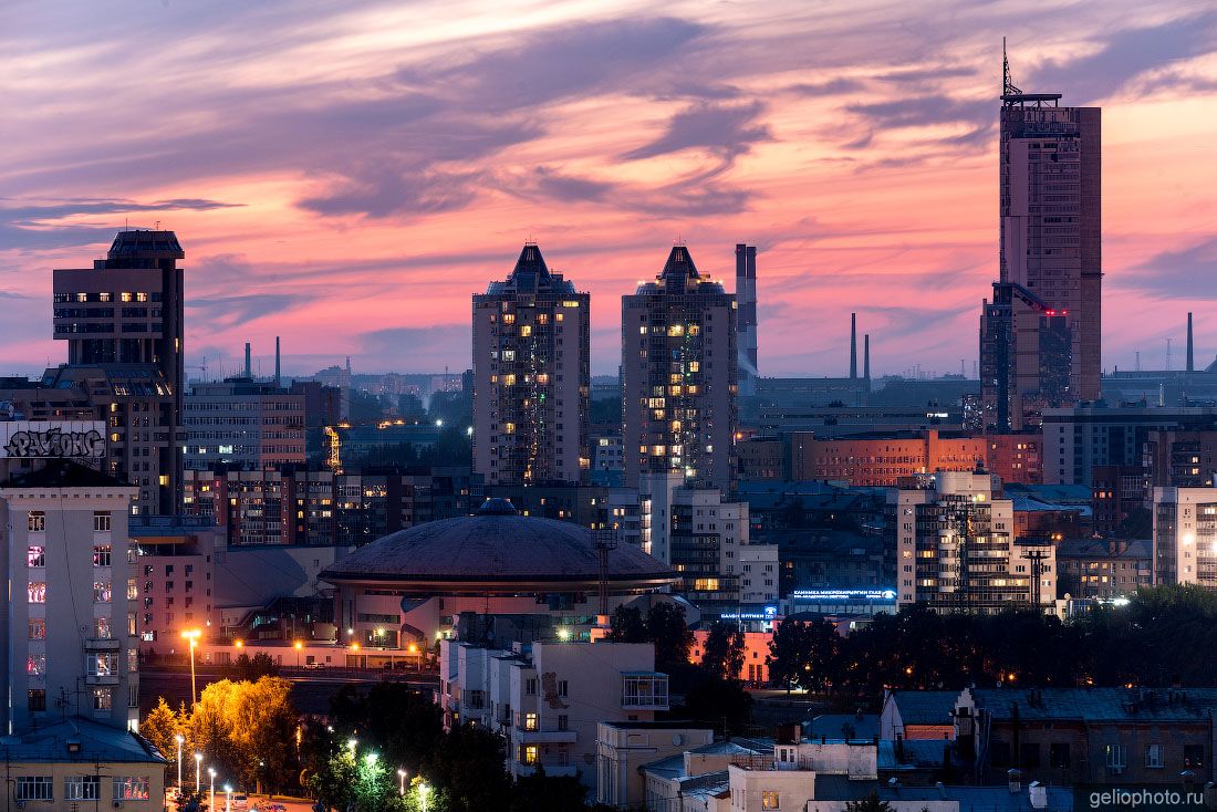 Мельковская слобода в Екатеринбурге вечером фото