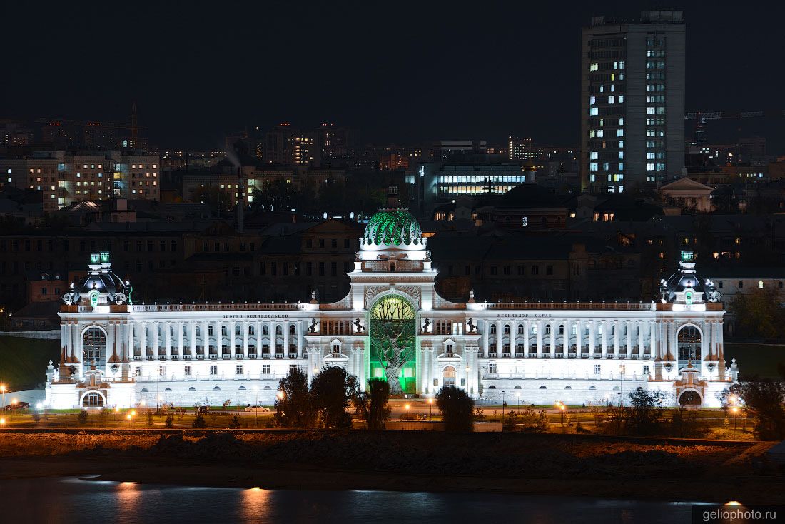 Дворец Земледельцев в Казани ночью фото