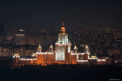 Главное здание МГУ в Москве ночью фото