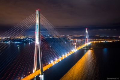 Русский мост во Владивостоке ночью фото