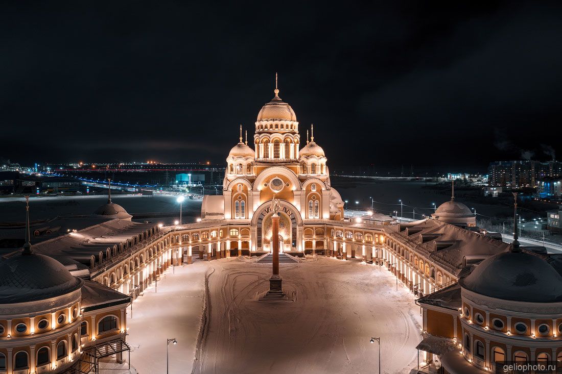 Собор Преображения Господня в Салехарде ночью фото