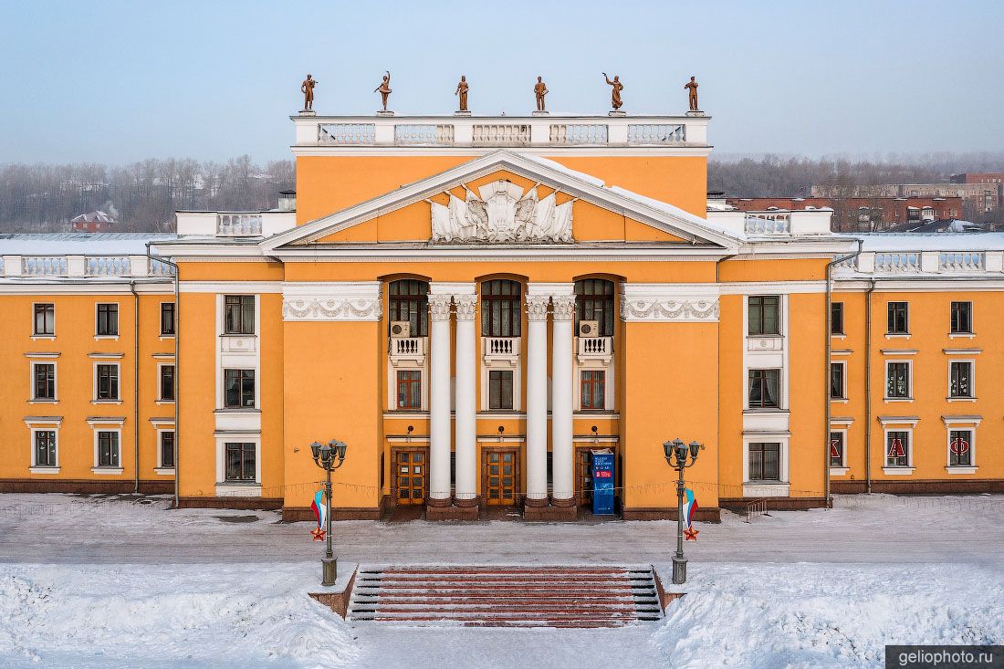 Дворец культуры Алюминщик в Новокузнецке фото