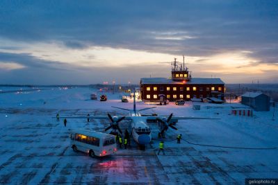 Самолёт АН-26Б в Туре вечером фото