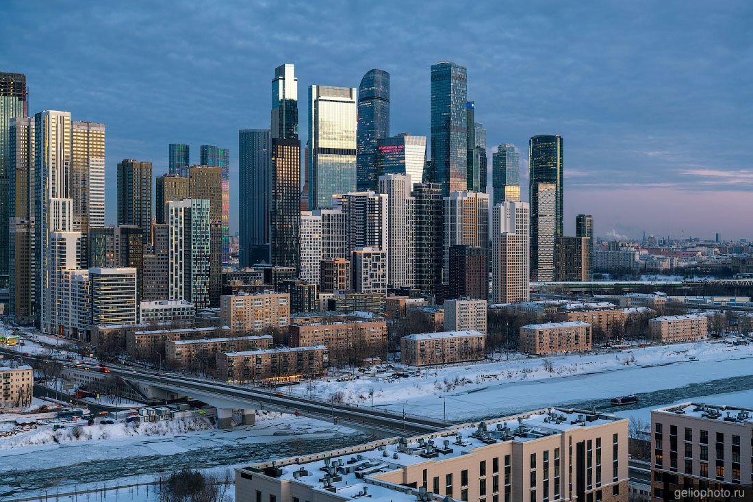 Небоскрёбы в Москва-Сити зимой фото