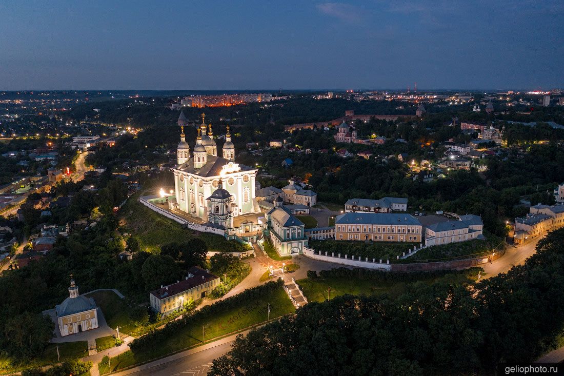 Свято-Успенский собор в Смоленске вечером фото