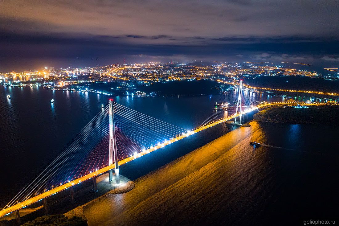 Русский мост во Владивостоке ночью фото
