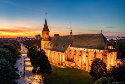 Кафедральный собор в Калининграде вечером фото