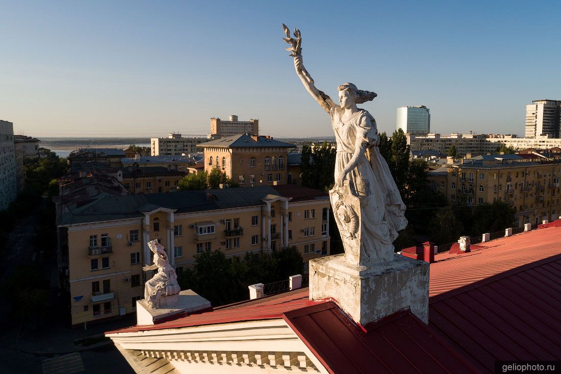 Скульптуры на новом экспериментальном театре в Волгограде фото