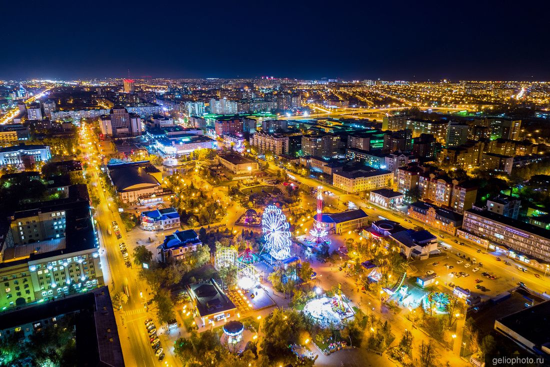 Цветной бульвар в Тюмени ночью фото