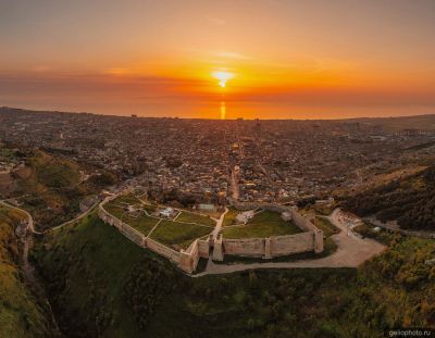 Крепость Нарын-кала в Дербенте с высоты фото