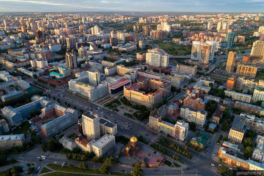 Стоквартирный дом и Красный проспект с высоты фото