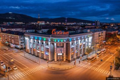 Торговый центр Сахалин с высоты ночью фото