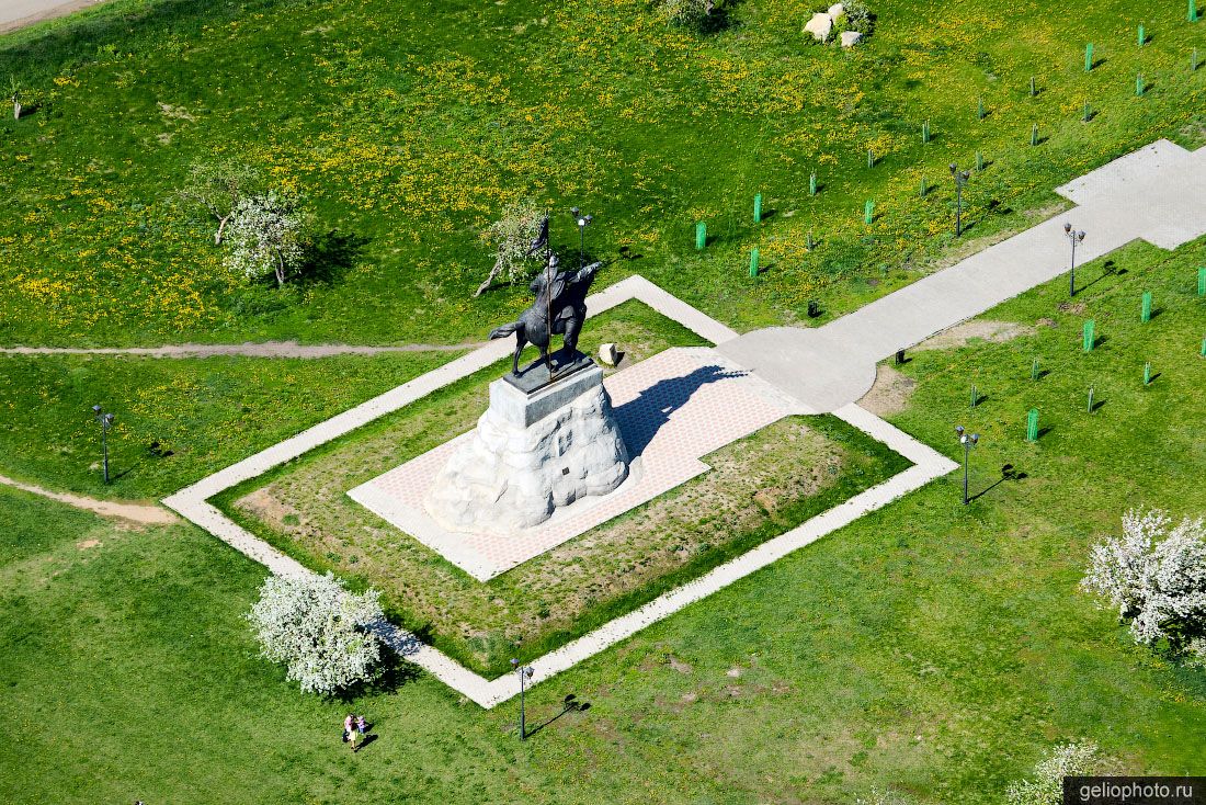 Памятник Эмиру Ибрагиму в Елабуге фото