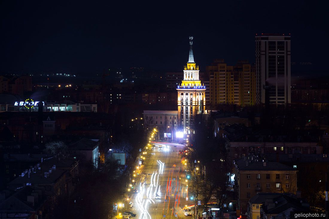 Сталинская высотка в Воронеже ночью фото