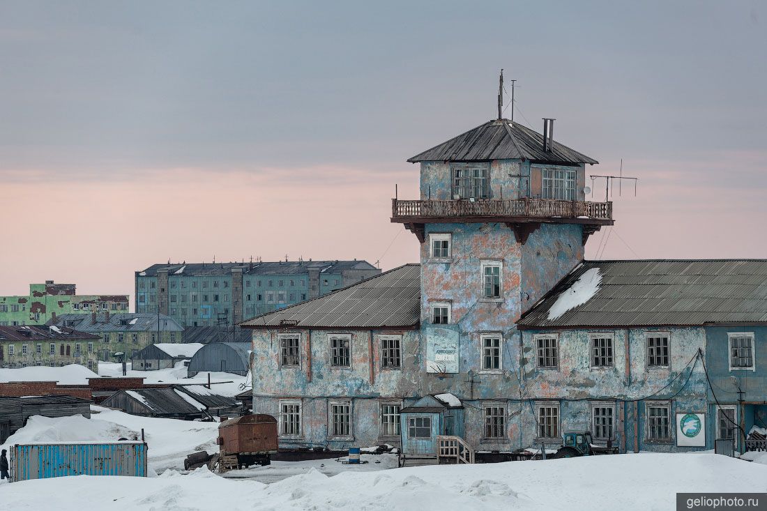 Старое здание аэропорта Диксон фото