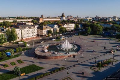 Петровский фонтан на набережной в Астрахани фото