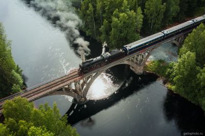 Рускеальский экспресс на мосту вид сверху фото