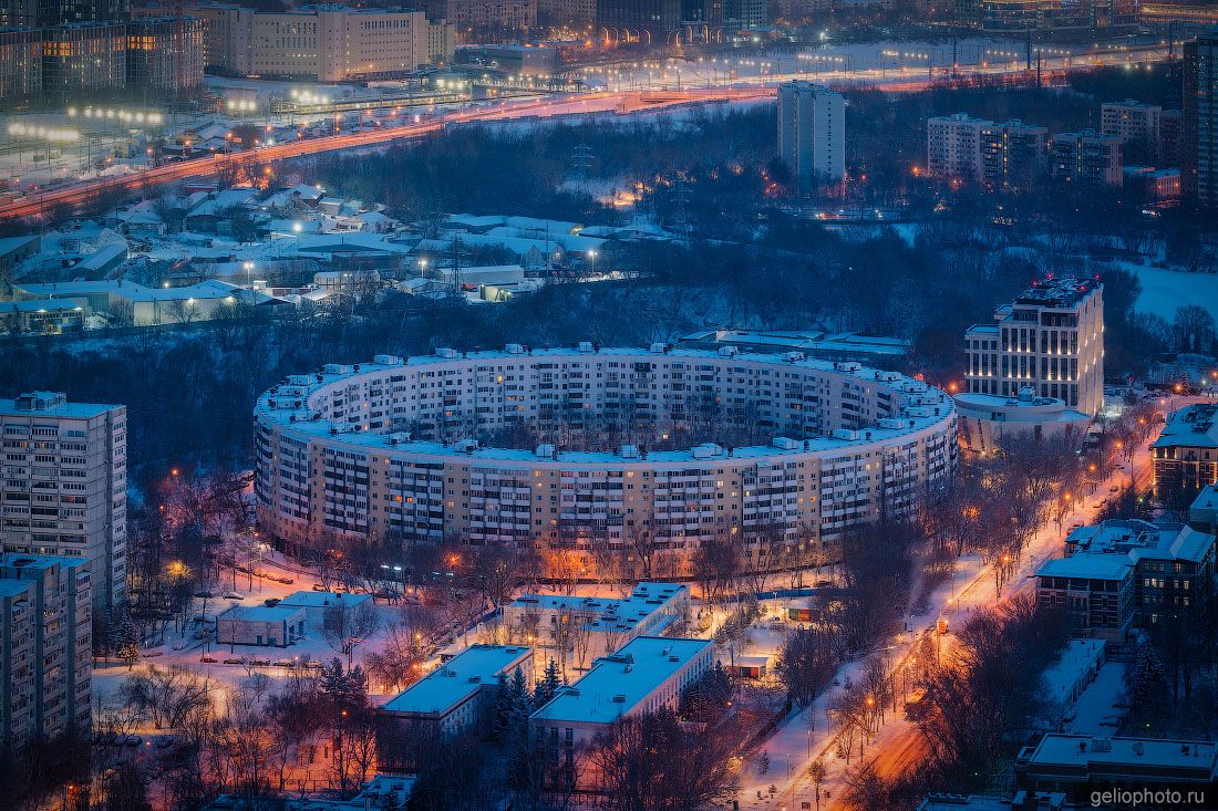 Круглый дом в Москве зимой фото