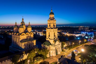 Успенский собор в Астрахани вечером фото