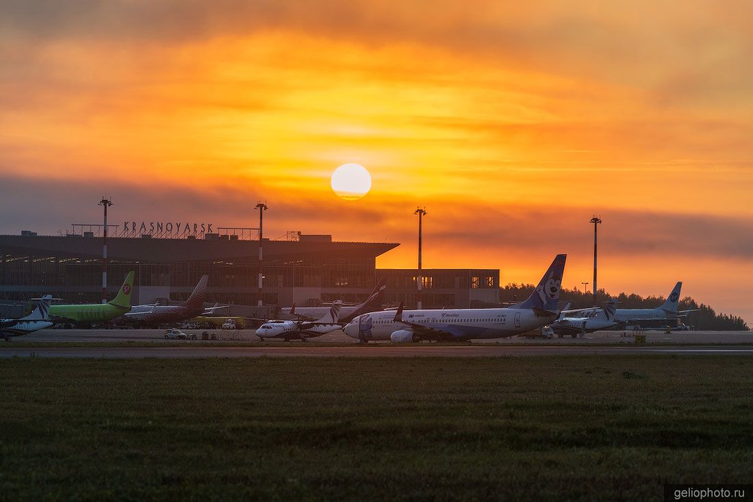 Самолёты на перроне аэропорта Красноярск на рассвете фото