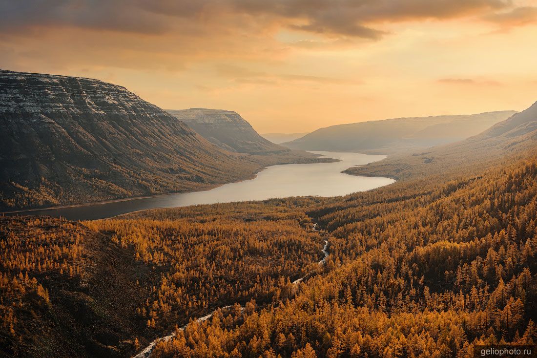 Река Курейка на плато Путорана на закате фото