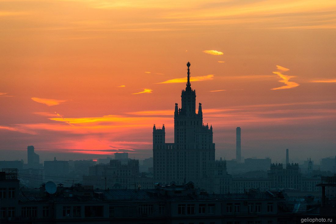 Высотка на Котельнической набережной в Москве фото