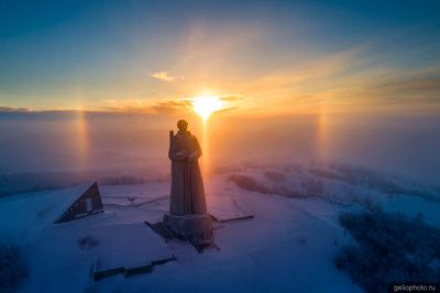 Памятник защитникам Советского Заполярья в Мурманске с высоты фото