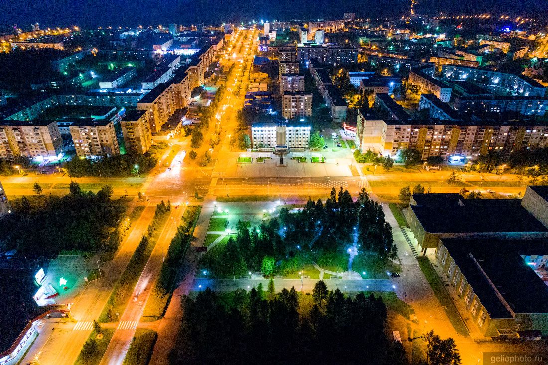 Пересечение проспектов Дружбы народов и Ленина в Нерюнгри вечером фото