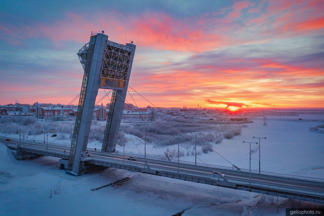 Мост Факел в Салехарде на закате фото