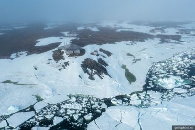 Заброшенный дом на мысе Челюскин с высоты фото