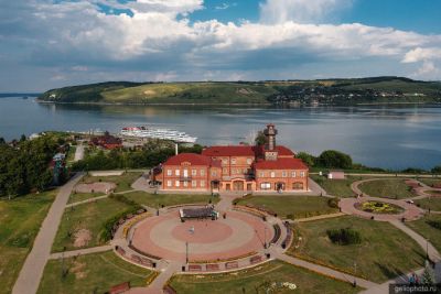 Речной вокзал в Свияжске с высоты фото