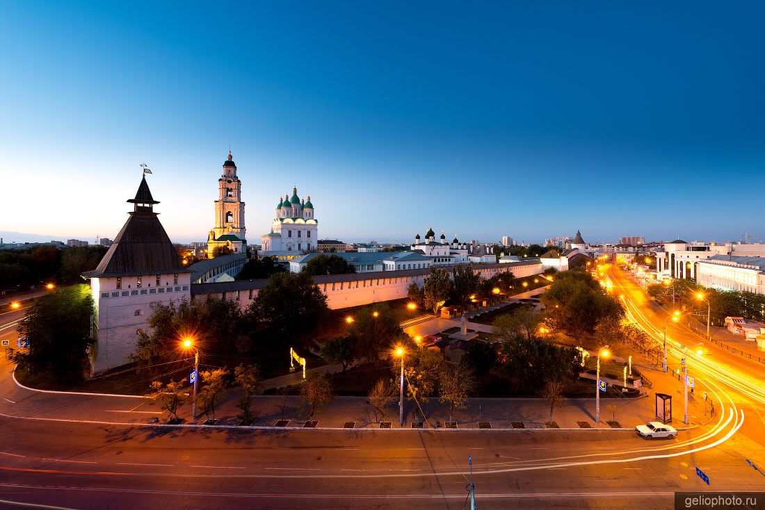 Кремль в Астрахани вечером фото