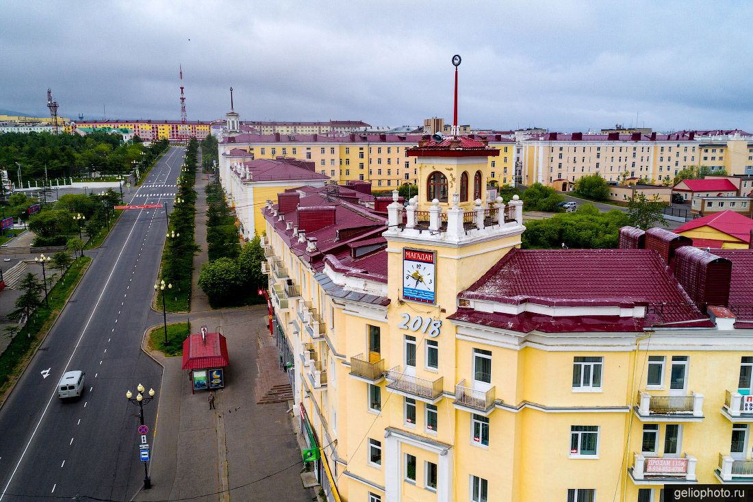 Дом с часами на проспекте Ленина в Магадане фото