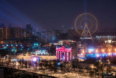 Арка главного входа ВДНХ в Москве с подсветкой фото