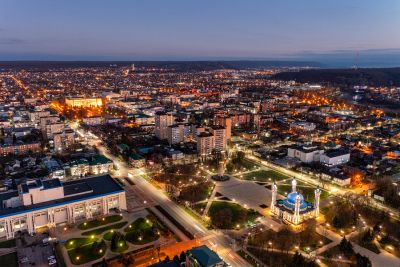 Площадь Дружбы народов в Майкопе с высоты вечером фото