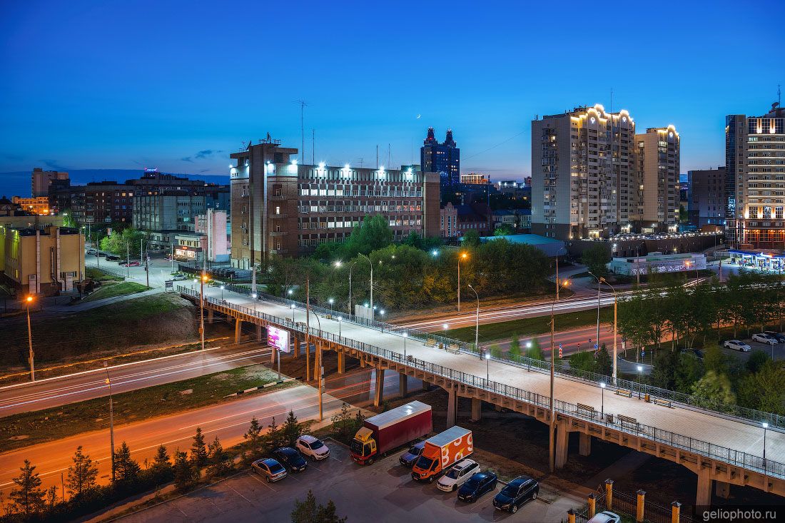 Сибревкомовский мост в Новосибирске вечером фото