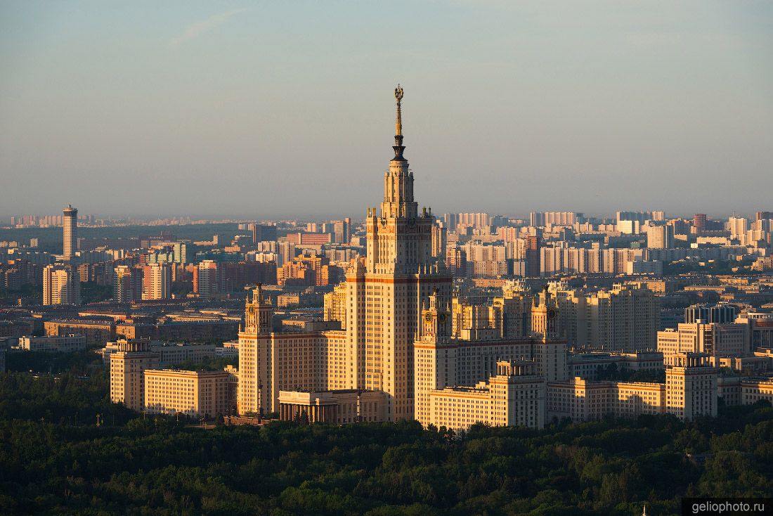 Главное здание МГУ в Москве фото