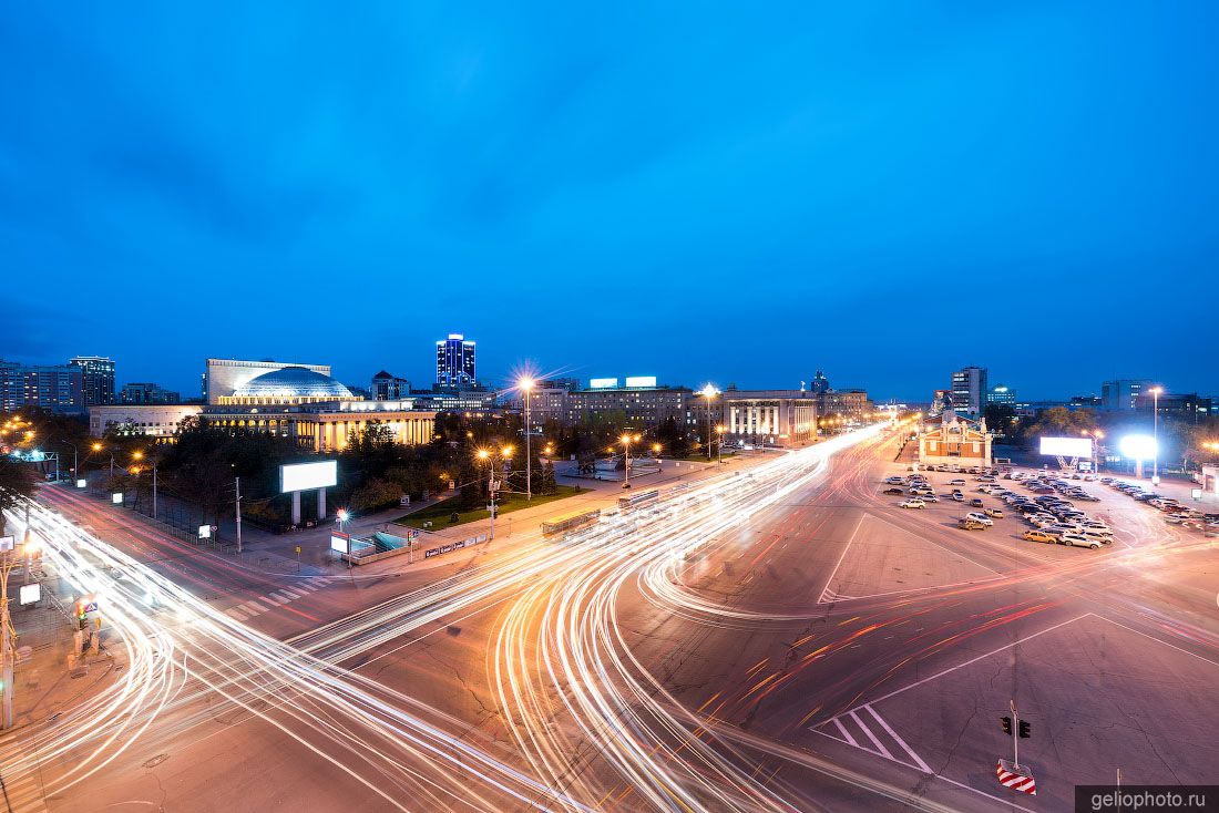 Площадь Ленина в Новосибирске вечером фото