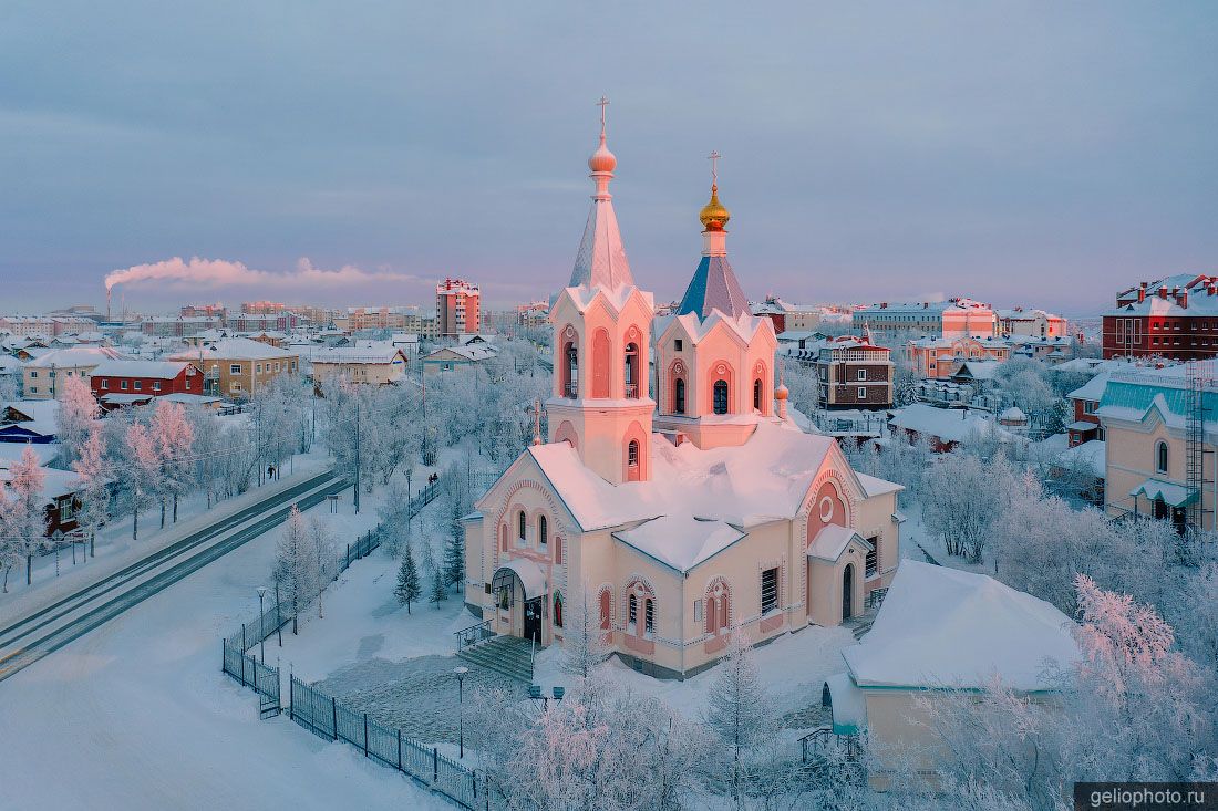 Храм Петра и Павла в Салехарде фото