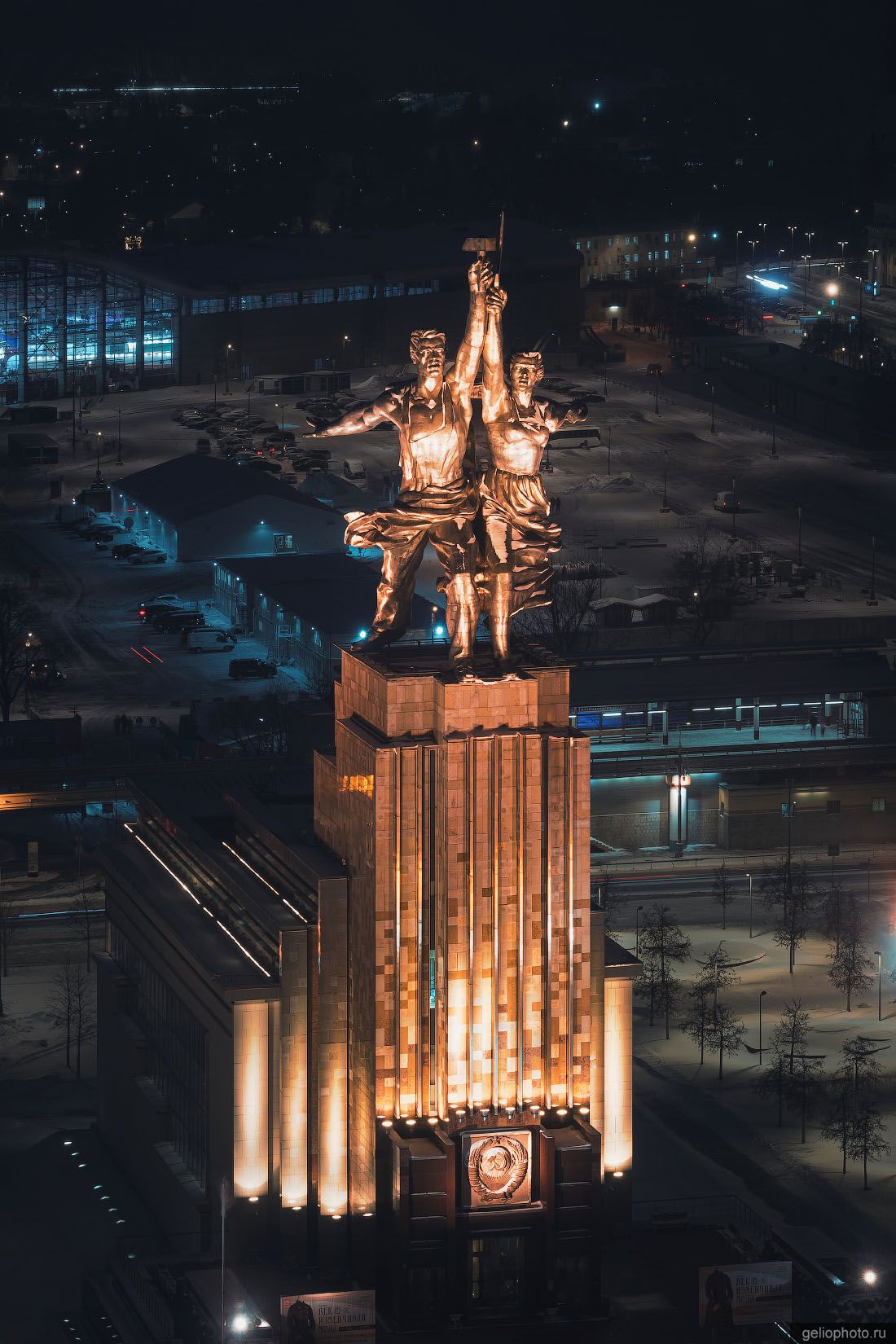 Памятник рабочему и колхознице на ВДНХ в Москве фото