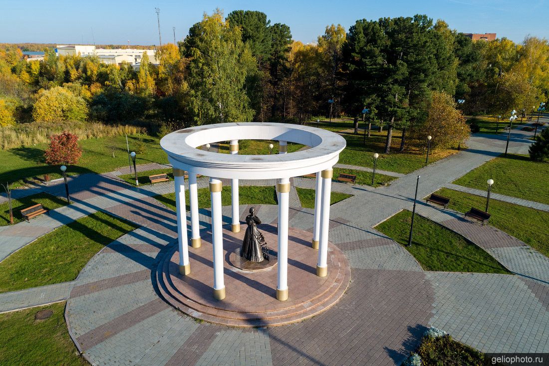 Памятник жёнам декабристов в Тобольске фото