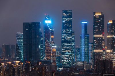 Небоскрёбы в Москва-Сити вечером фото