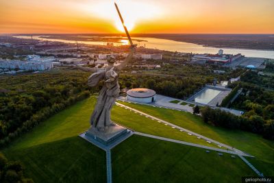 Родина-мать в Волгограде с высоты фото