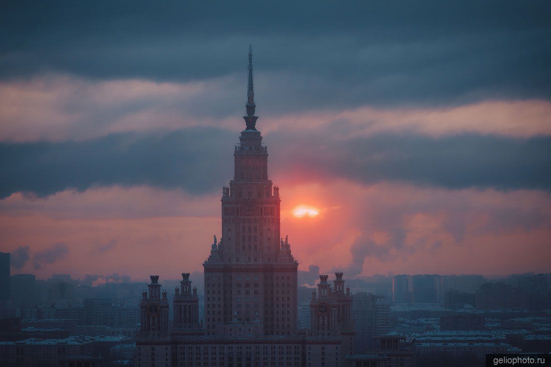 МГУ в Москве на закате фото