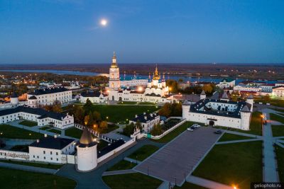 Тобольский Кремль вечером фото